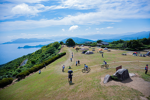 日本海を一望できる絶景スポットを走る参加者