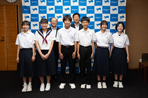 ベトナムで学ぶ中学生6人