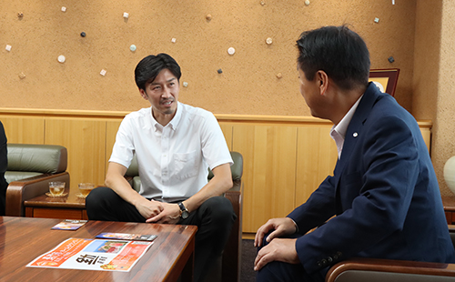 ぜひ勝ってほしいと話す江原市長