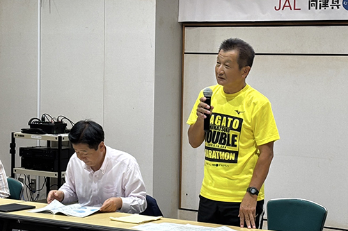 あいさつをする長谷川実行委員長