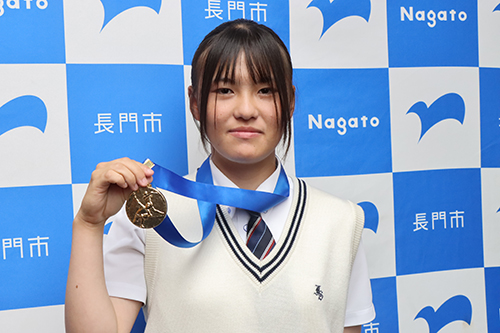 優勝メダルを披露