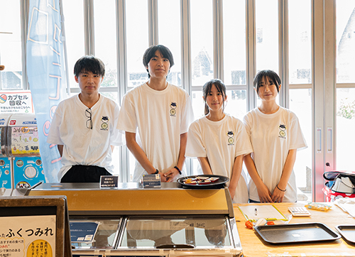 「ふくつみれ」を売る高校生たち