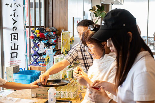 「ふくつみれ」を試食するお客さん