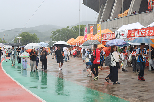 雨の中、多くの人が会場に