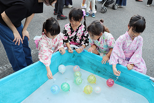 ヨーヨー釣りなどを楽しむこども達