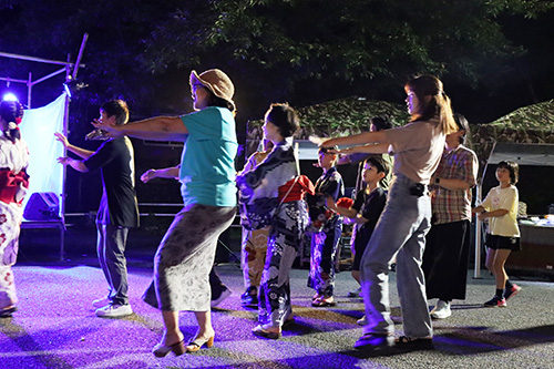 盆踊りでは参加者が一体となり盛り上がった