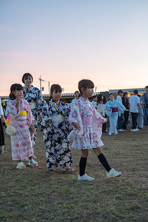 盆踊りを楽しむ子供