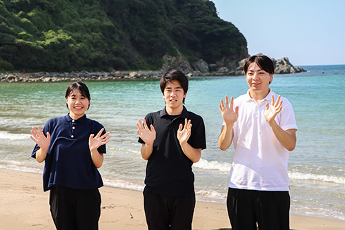 3人のインターン生（二位ノ浜にて）