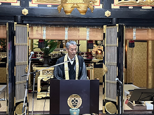 あいさつする報恩寺の金子宏道住職