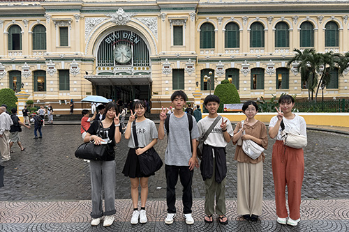 ベトナムの郵便局前で撮影した集合写真