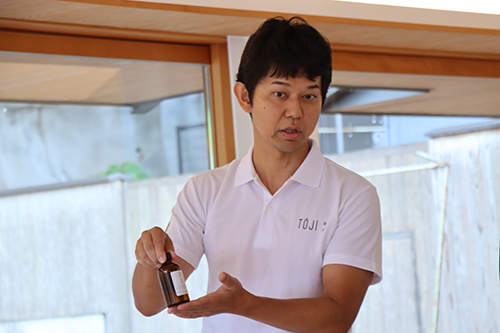 クラフト温泉「恩湯の産湯」を説明する三田代表