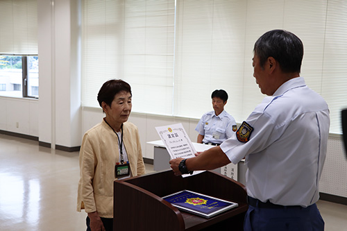 認定書を受ける山田さん
