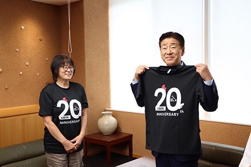 やきとり祭り開催20周年を記念したTシャツ贈呈の様子