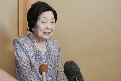取材を受ける松岡さん