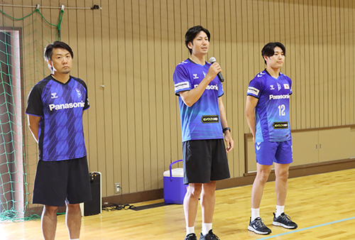 右からOBの竹内慶多さん、山添信也さん、アナリストの行武広貴さん