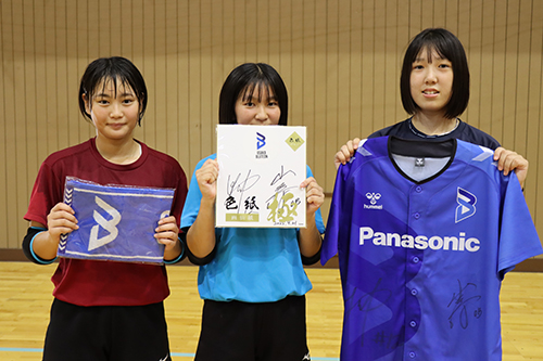 じゃんけん大会でユニフォーム、タオル、サインがプレゼント