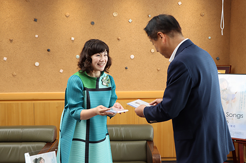 9月24日（水曜日）に発売されるCDを江原市長に手渡すちひろさん