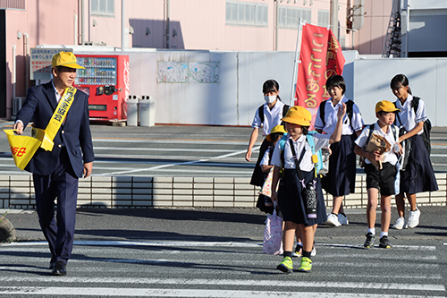 交通立哨を行う江原市長