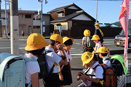 青信号を待つ児童