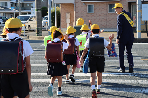 安全に横断歩道を渡る