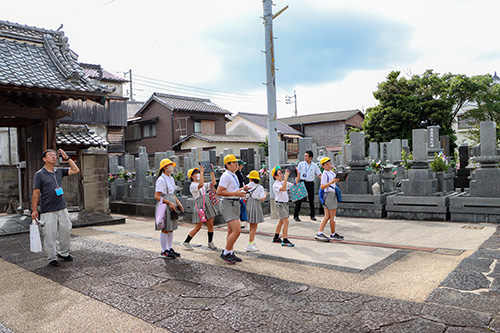 仙崎のまちを探索する児童ら