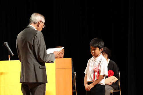 表彰を受ける深川小学校の大谷さん