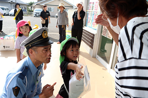 サンマート人丸店で街頭キャンペーンを行う園児