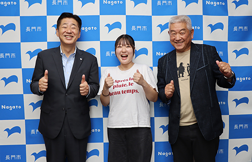 受入を行ったSD-WORLDの藤永さん（右）と河岡さん（真ん中）と江原市長（左）