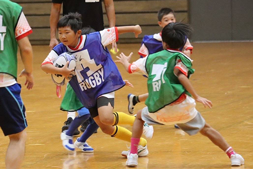 ディフェンスをかわして前へ