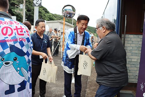 乗客に特産品の塩やお菓子がプレゼント