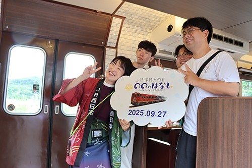 観光列車「○○のはなし」の運行を喜ぶ参加者たち