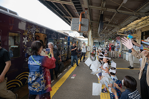 沿線の長門市駅ではみのり保育園の園児が出迎えた