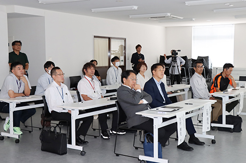 学生たちの報告を真剣に聞く参加者たち