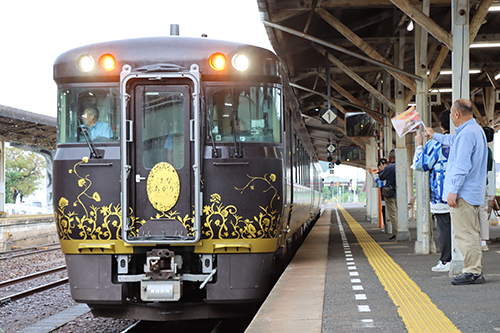 観光列車「はなあかり」特別運行