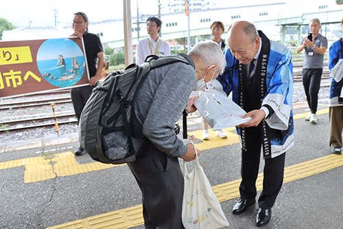 長門市駅では、長門市特産品がノベルティとしてプレゼントされた