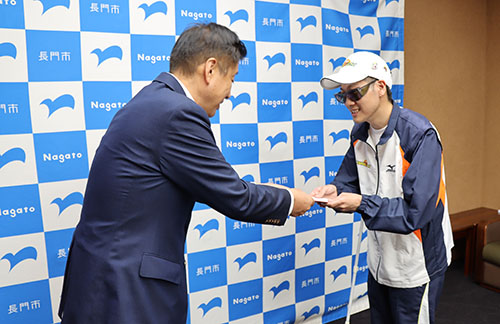 江原市長から激励費が手渡された