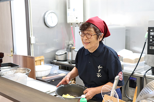 厨房で作業する南さん