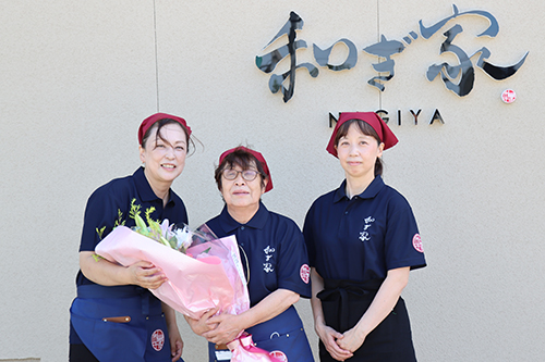 店舗の前で記念撮影