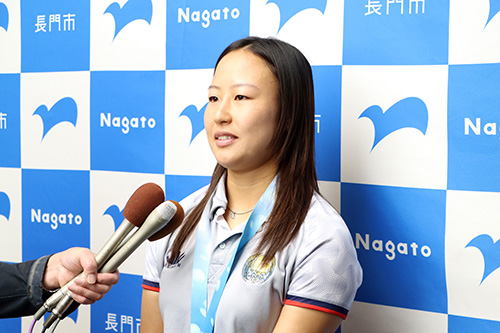 室越選手へインタビューの様子