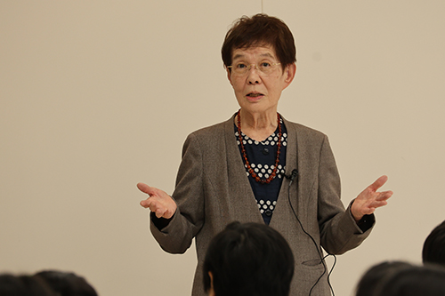 児童の前で体験を語る瓜生さん