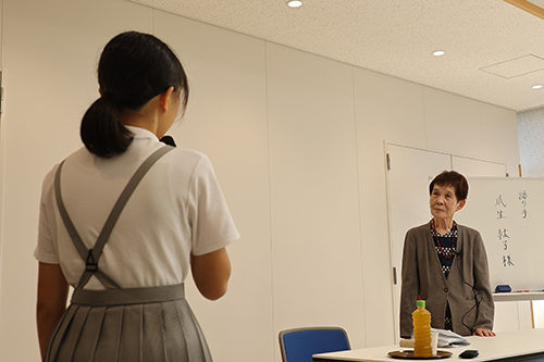 お礼を述べる児童