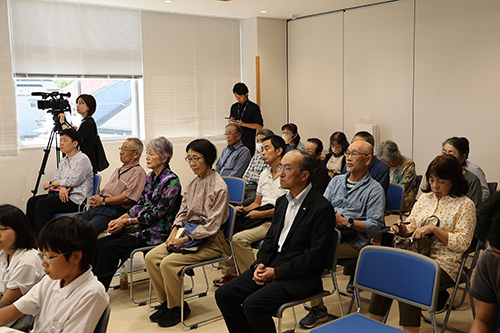 一般の参加者も聞き入る