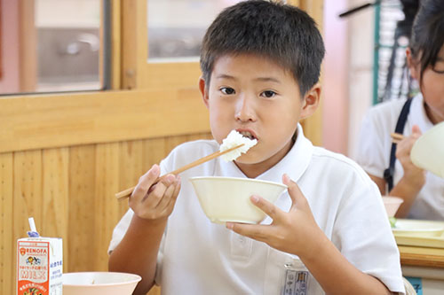長門市内の小・中学校で台湾米が提供された