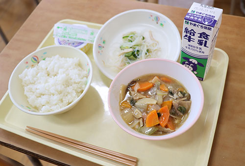 本日の献立は、台湾米、生揚げの中華煮、春雨サラダ、ブルーベリーゼリー
