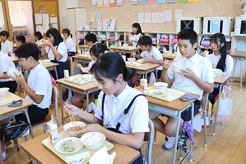 児童らは「台湾米はもちもちして美味しい」と話した