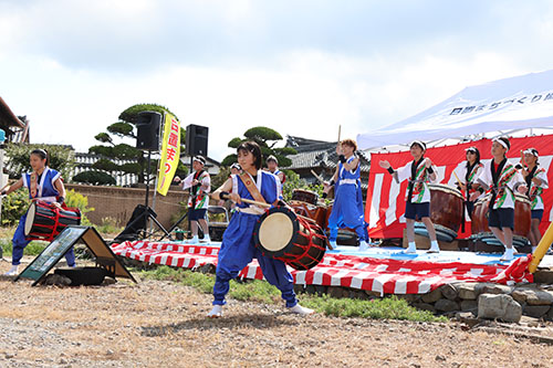 ステージでは、和太鼓や吹奏楽などが演奏