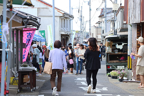 旧古市商店街（古市ひろば）は多くの来場者でにぎわった