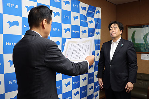 江原市長が明治安田生命保険相互会社へ感謝状を贈呈