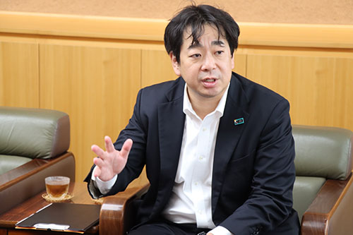 将来を担う子ども達がスポーツを通して元気になるような取組に使ってもらいたいと話す北島山口支社長