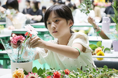 花を飾り付ける参加者